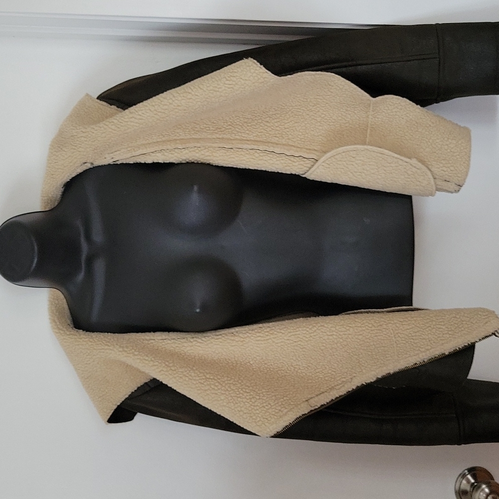 ADORABLE. GUESS SHORT SIDE ZIP COAT - Picture 8 of 12
